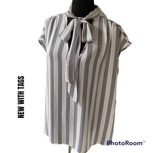 NWT CLASSIC BLACK AND WHITE TOP 🎉🎉🎉